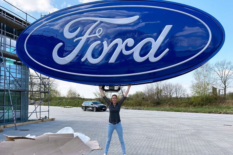Marketingleiterin Nadine Schlink stemmte das Ford-Logo nicht selbst auf den 14 Meter hohen Pylon. Sie überwachte aber die ordnungsgemäße Montage. (Bild: Autohaus Häufle & Lundt)