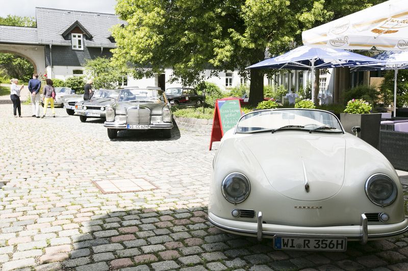 Da stehen sie noch: die Oldtimer vor dem Start. (Archiv: Vogel Business Media)