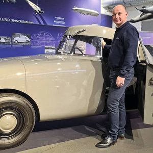 Paul Jaray nutzt seine Kenntnisse von der Aerodynamik seit Anfang der Zwanzigerjahre. So entsteht auf der Basis von Fahrgestellen unterschiedlicher Automobilbauer eine Reihe von aerodynamisch geformten Aufbauten. Auf der Internationalen Automobil- und Motorradmesse (IAMA) 1934 werden ein viersitziger Zwei-Liter-Wagen auf Basis des Mercedes-Benz-Niederflurfahrgestells sowie ein zweisitziges Coupé auf Basis eines Audi UW mit Frontantrieb vorgestellt. Dieses Fahrzeug hat die Zeit nicht überdauert. Der hier gezeigte Jaray-Audi wurde daher von Audi United Kingdom 2012 aufwendig rekonstruiert.  (Bild:  Horch-Museum)