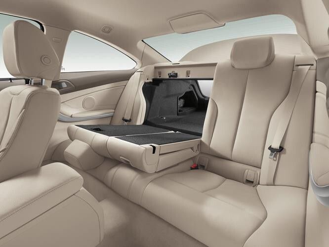 Für mehr Alltagstauglichkeit lässt sich die Rückbank natürlich umlegen. (Foto: BMW)
