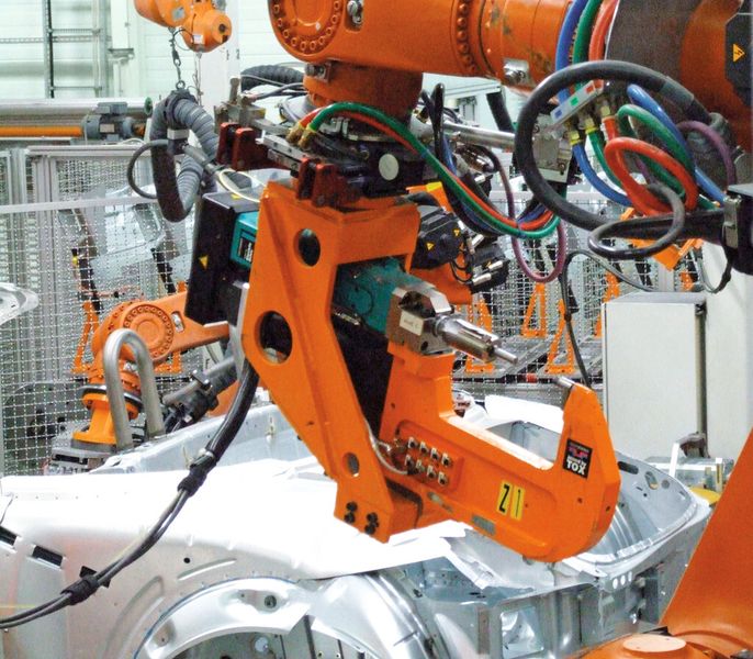 Bild 1: Automobilhersteller verbannen Hydrauliköl und Druckluft immer häufiger aus ihren Fabrikhallen. Servopressenantriebe sind deshalb auf dem Vormarsch. (Bild: Lenze)