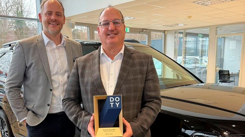 Die beiden Schröder-Team-Geschäftsführer Olav Noth (li.) und Frank-Uwe Streit freuen sich über die Auszeichnung.(Bild:  Schröder Team)