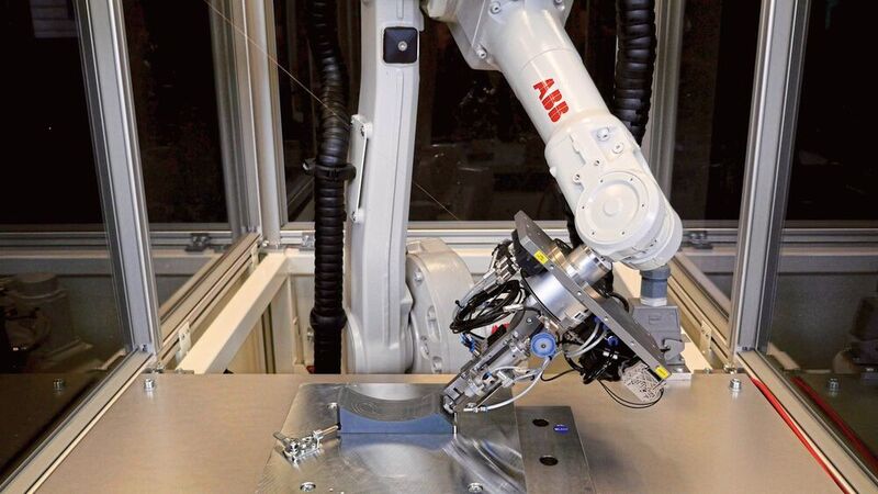 Der ruhlamat-Drahtlegekopf wurde mit einem Roboter aus dem Hause ABB kombiniert. Dieser ist mit einer Druckkontrolle ausgestattet, die es erlaubt einen immer gleichen Anpressdruck zu erzeugen – dadurch können Unebenheiten oder Abweichungen zwischen Werkteil und 3D-Kontur ausgeglichen werden. (ruhlamat)