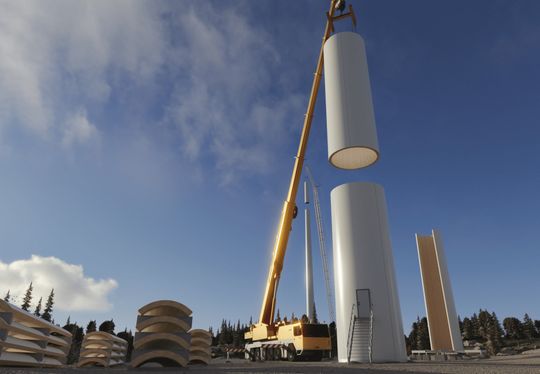 (Im Vergleich zum konventionellen Stahlturm reduziert der Windkraftturm aus Holz die Emissionen um 90 Prozent. Foto: Modvion)