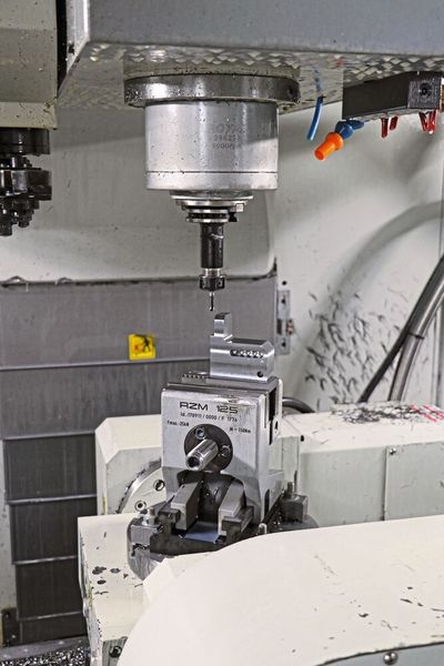 Ideal für kleine, komplexe Teile: die dreiachsige WMC 1100, die mit aufgesetztem 250 mm-Rund-/Schwenktisch zum 5-Achs-BAZ wird.  (Wagner)