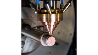 Additive manufacturing of a tool insert made of pure copper and case-hardened steel 1.2764 by laser cladding with a green laser. Additive manufacturing with copper is one of six topics at the Fraunhofer expert forum. (Fraunhofer IWS)