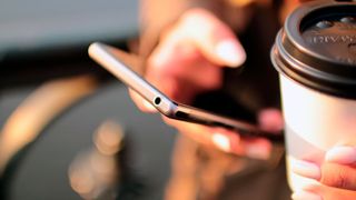 Bevor das Portemonnaie und daraus die Kreditkarte oder das Bargeld herausgekramt ist, hat man den Cappucino schon per Smartphone bezahlt. Doch das hinterlässt Spuren – wie jede digitale Transaktion. (Bild: gemeinfrei)