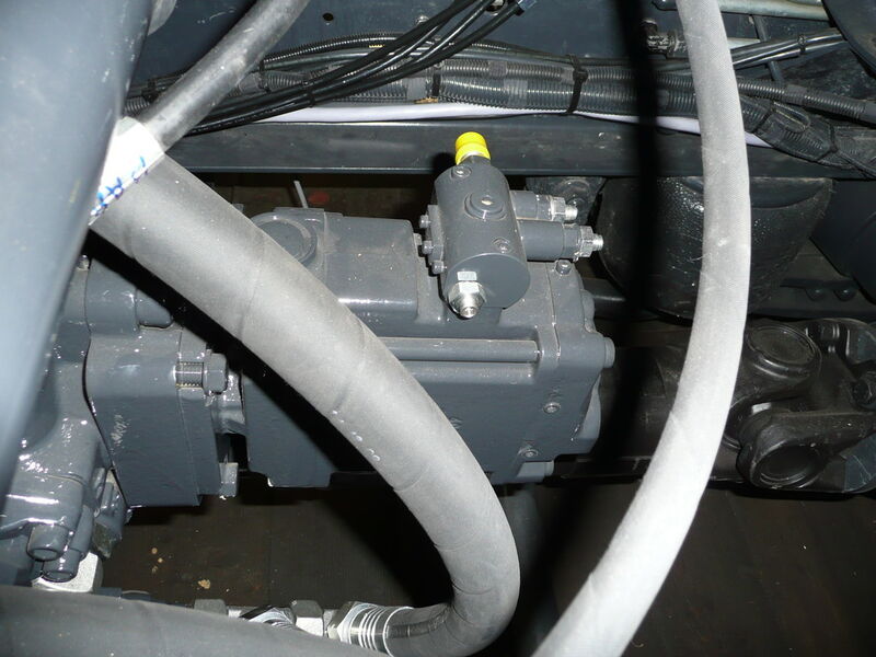 Die Axialkolbenpumpe Typ V60N versorgt in der Straßenkehrmaschine die hydraulischen Verbraucher der Arbeitshydraulik. (Bild: Hawe Hydraulik)