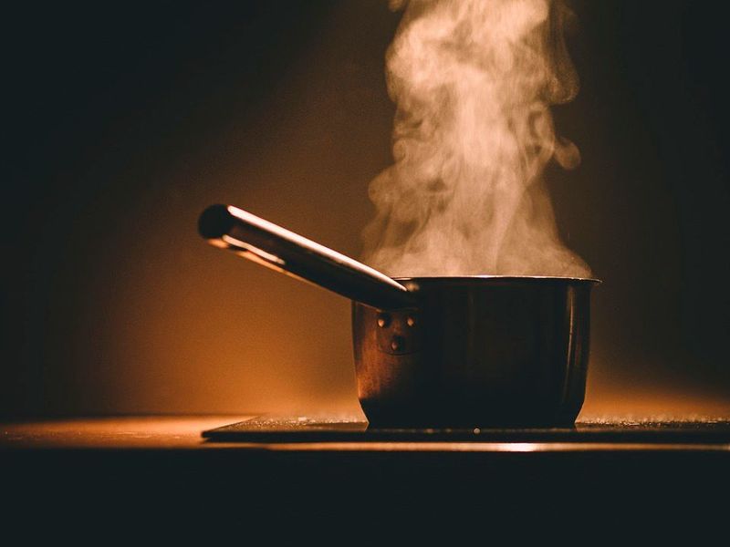 Veränderungen werden überwiegend aus den bestehenden Strukturen heraus getrieben. Weil viele Firmen jedoch nicht über den Tellerrand blicken, kochen sie sprichwörtlich im eigenen Saft. (gemeinfrei)