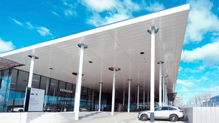 Rund 15 Millionen Euro hat die Senger-Gruppe in ihren neuen Mercedes-Standort in Oberursel investiert. Es galt, den Architekturstandard MAR 2020 der Daimler AG umzusetzen. Die individuelle Unternehmerhandschrift ist dennoch spür- und sichtbar. (Bild: Auto Senger)