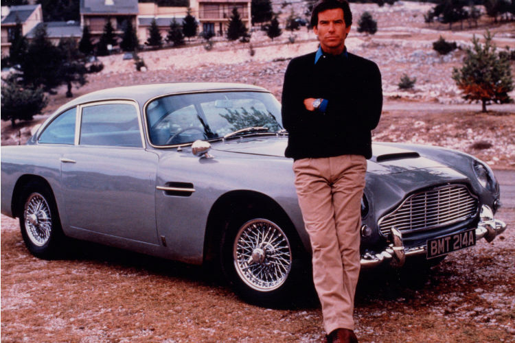 Tiefenentspannt: Pierce Brosnan vor dem DB5 im Bond-Thriller „Golden Eye“. (Foto: Aston Martin)