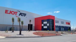 Der Verbindungstechnikspezialist Ejot will seine Präsenz in Nordamerika stärken, wie jetzt bekannt wurde. Dazu gibt es etwa einen Neubau in Mexiko, der hier zu sehen ist. (Bild: Ejot)