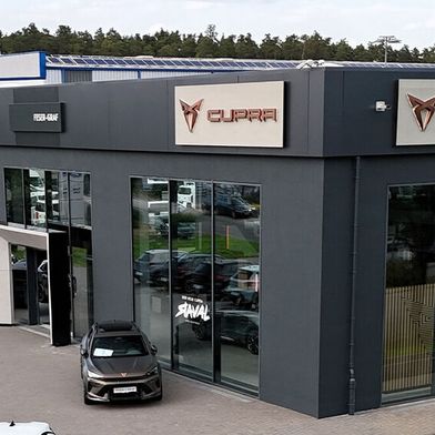 Die Feser-Graf-Gruppe vertreibt Seat und Cupra in Roth nun im derzeitigen Erscheinungsbild der Marken, im Design der Cupra-Garagen. (Bild: Feser-Graf)