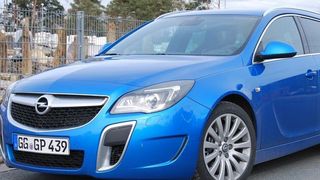 Klassischer „Wolf im Schafspelz“: Nichts verrät, was unter der Haube lauert. (Foto: Holz)