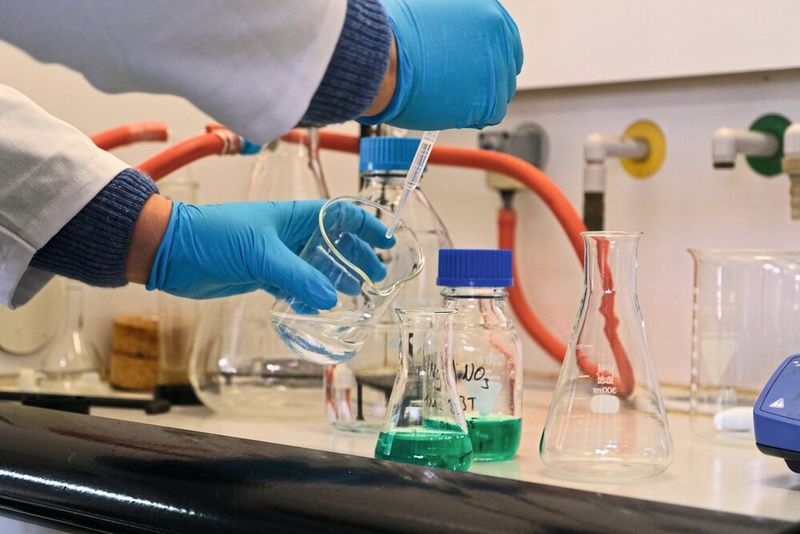 Im Labor entstehen die Ausgangslösungen für den neuen Katalysator.  (Bild: Christina Anders, Uni Kiel )