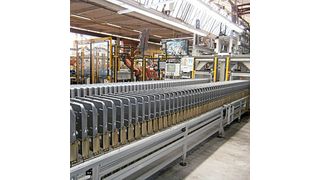 Electrolux-AEG in Rothenburg o. d. T. kennt die Vorteile, die das wasserbasierte Umformschmiermittel Raziol-Fluid 3000 bietet. So ist etwa der Reinigungsaufwand rapide abgesunken und die Nacharbeitsquote bei Edelstahlkomponenten reduzierte sich deutlich. (Bild: Königsreuther)