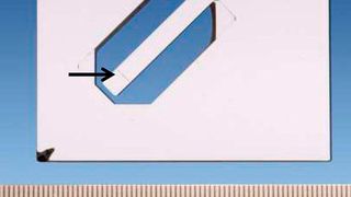 Referenzfederbalken aus Silizium zum Bestimmen der Antastkraft von Tastschnittgeräten. Aus der Verbiegung des Balkens an einer Endmarke (siehe Pfeil) lässt sich die Antastkraft ermitteln. (PTB)