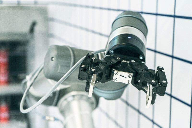 PAZZI est équipé de pinces Plug + Play simples à programmer, disposant d’une charge utile élevée, et d’options d’ouverture indispensables pour la conception de ce type d’application. (Universal Robots)