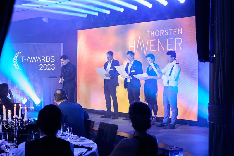 … und bezieht dieses mit in seine Show ein. (Bild: krassevideos.de / VIT)