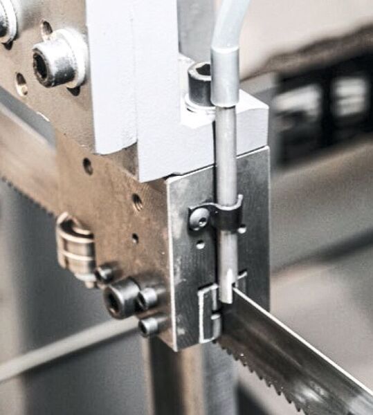 Das Bimetallsägeband, mit dem die Proforce 420.350 Asnc arbeitet, ist dreiseitig in Hartmetall ausgeführt. Das sorge für Präzision im Schnitt und Langlebigkeit des Werkzeugs. (Bomar)