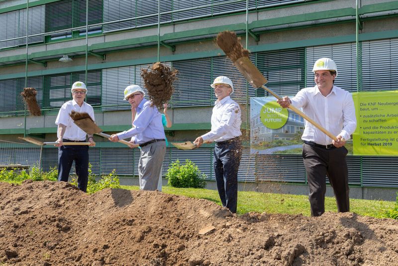 Anlässlich der offiziellen Baufreigabe lud das Unternehmen Belegschaft und Nachbarn zu einem Festakt. Begleitet von regem Applaus führten Firmengründer Erich Becker, Martin Becker, CEO der KNF Gruppe, und Günter Emig, CEO von KNF Neuberger Freiburg, sowie Marc Prettner, Gesellschafter des ausführenden Architekturbüros mbpk aus Freiburg, den Spatenstich für das Millionen-Projekt aus. (KNF )