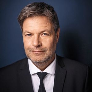 Bundeswirtschaftsminister Robert Habeck (Grüne) hatte eine aktivere Industriepolitik Deutschlands und der EU angekündigt. Er sagte Ende November auf einer Industriekonferenz, das nächste Jahr stehe im Zeichen der Industriepolitik. Ziel sei es, die Standortsicherheit auszubauen und den grundlegenden Wandel hin zu einer klimaneutralen und digitalen Wirtschaft voranzutreiben.  Hintergrund ist auch das US-Inflationsbekämpfungsgesetz, das milliardenschwere Investitionen in den Klimaschutz vorsieht. Subventionen und Steuergutschriften sind daran geknüpft, dass Unternehmen US-Produkte verwenden oder selbst in den USA produzieren. Daran gibt es viel Kritik in Europa, wo man Nachteile für heimische Unternehmen befürchtet. (Bild:  Dominik Butzmann)