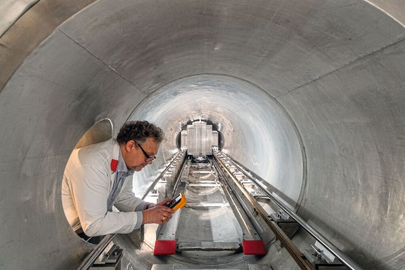 Dr. Henrich Frielinghaus in der Detektorröhre der Jülicher Kleinwinkelstreuanlage KWS-1 (Bild: Andreas Heddergott / TUM)