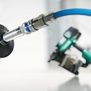 Bild 1: Inline-Druckregler an einer Nagelmaschine: Er sorgt für einen konstanten Arbeitsdruck. Das spart Energie und erhöht die Lebensdauer der Maschine.