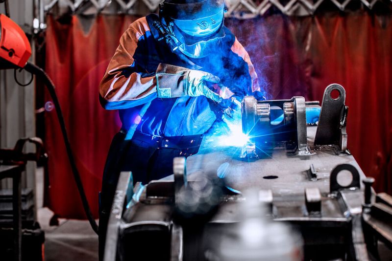 Ein Fronius-Schweißsystem in Aktion. Massive Bauteile mit relativ großen Dimensionen und Wandstärke bis 50 Millimeter sind typisch für Land- und Baumaschinen. Mit den Fronius-Geräten ließe sich an diesen bei Bedarf auch meterweit schweißen. (Fronius Deutschland)