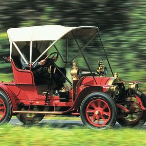 Mit der Produktion des „Doktorwagens“ 4/8 PS vollzieht Opel den Schritt zum vielseitigen, beruflich nutzbaren Automobil. Der Zweisitzer war im Vergleich zu anderen Autos dieser Zeit klein und wendig und wurde von vielen Ärzten für Hausbesuche benutzt, wodurch er seinen Spitznamen bekam. Der günstige Preis von 3.950 Mark machte ihn zu einem sehr erfolgreichen Modell. (Bild:  Opel Stellantis)