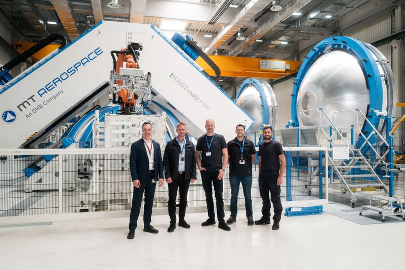 V.l.n.r.: Benedikt Gundling (Produktmanager Digitale Produkte, Grob), Tobias Hannen (Ingenieur für Digitalisierung Industrieller Prozesse / Projekt Manager Space International, MTA), Alexander Müller (Produktionsleiter Grosstank Fertigung, MTA), Patrick Thurner (Sales & Operations Planer, MTA), Marco Diemer (Maschinenbediener, MTA). (Bild: GROB-WERKE GmbH & Co. KG)