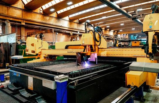 Mit der Microstep-Multifunktions-Schneidanlage des Typs Combicut hat für den Metallbearbeiter Joest eine lange Suche ein Ende gefunden. Sie hat nämlich sowohl einen Autogen- als auch einen Plasmarotator. Hinzu kommt die Möglichkeit zum Bohren, Gewinden und Senken.(Bild:  Joest GmbH)