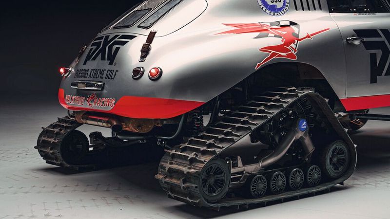 Je nach Untergrund lässt sich der Kettenantrieb auch wieder entfernen und durch klassische Räder (mit Spikes) ersetzen. (Bild: Porsche AG)