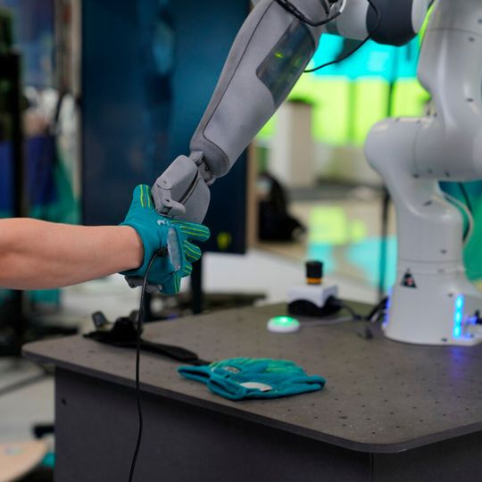 Interaktion zwischen Mensch und Roboter auf dem Dresden Robotics Festival 2021. Interaktion zwischen Mensch und Roboter auf dem Dresden Robotics Festival 2021.