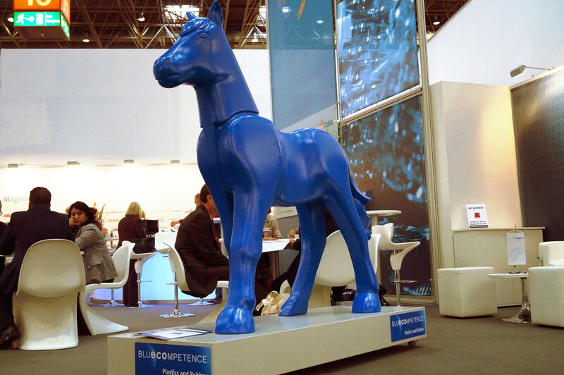 Da hat das blaue Pferd... Mit modernen verfahren konnte der Spielzeughersteller Playmobil bei der Herstellung seiner klassischen Plastikpferdchen 80% Energie einsparen (Bild: PROCESS)