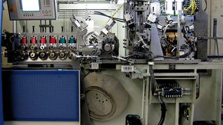 Die Spannringmaschine wurde mit einer neuen Automatisierungslösung ausgestattet: Ein Controller ersetzt die starre mechanische Kurvenscheibe und ermöglicht eine präzise Bewegungsführung am Materialvorschub.  Bild: Siemens (Archiv: Vogel Business Media)