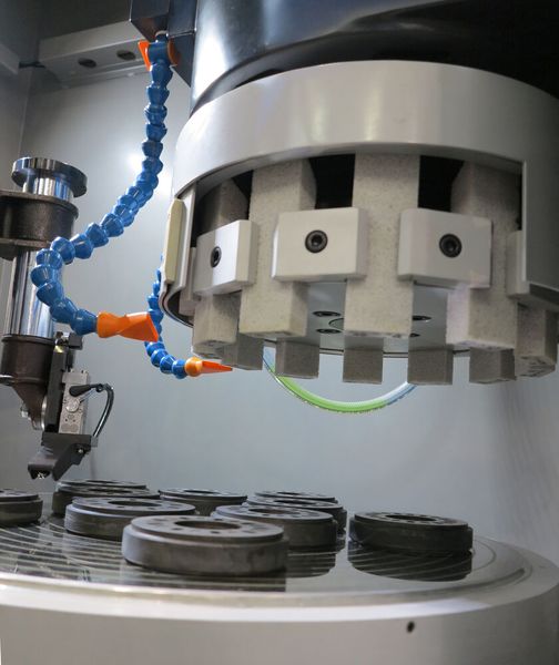 Sicher, präzise und energieoptimiert werden die Werkstücke bei den Schleifmaschinen des Typs VRG-DX von Okamoto durch einen langlebigen und wartungsarmen Elektropermanentmagneten (EPM) fixiert. Das schont auch empfindliche Bauteile.   (Bild: Okamoto)