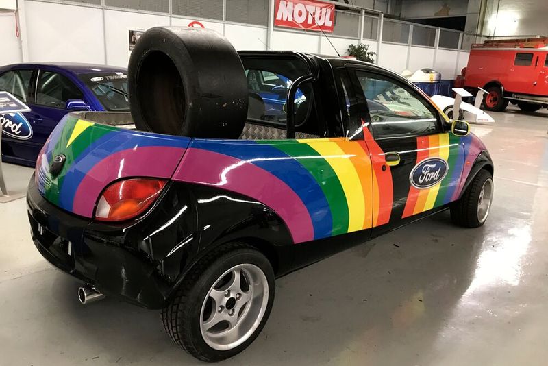 Kreatives Design für kreative Konzepte: Der Ford Ka Pickup als Prototyp in Regenbogenfarben für Paraden wie den Kölner Christopher Street Day. (Bild: autodrom)