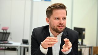 „Wenn viele Varianten oder komplexe Bauteile gefertigt werden müssen, kommt es schneller zu einer Verwechslung. Eine solche Vielfalt und Komplexität in der Fertigung lässt sich mit einem Werkerassistenz-System wie unserer Pivot Ware sehr schnell und einfach abbilden“, sagt André Pöppe, Produktmanager der Desoutter GmbH in Maintal. (Desoutter)