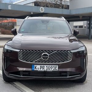 Volvo hat den XC90 bis zur A-Säule neu gestaltet. Vor allem das Design des Kühlergrills sticht dabei ins Auge.(Bild:  Mauritz)