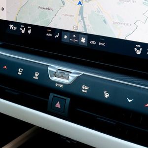 nter den Bildschirm packten die Interieur-Designer häufig benutzte Schalter wie zum Beispiel jene für die Klimatisierung.(Bild:  Lexus)
