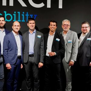 Hoher Besuch in Memmingen: Julien de Bouteiller (v.li.), Direktor Netzentwicklung und Qualität, Philip Dackweiler, Direktor Vertrieb Dacia, Florian Kraft, CEO Renault Deutschland, Tobias Sirch, Geschäftsführer Autohaus Sirch, Julien Lebrun, VP Sales Dacia, ab 1.9. Managing Director Dacia, Thilo Schmidt, Managing Director Dacia Deutschland, Andreas Eberling, regionaler Vertriebsdirektor Renault, Oliver Scheritz, Direktor Aftersales und Kundenservice, Ralph Albrecht, regionaler Vertriebsdirektor Dacia, Amaury Marzloff, Brand Manager Alpine Deutschland.(Bild:  Autohaus Sirch)