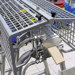 Austritt von High Moisture Meat Analogue (HMMA) aus der Kühldüse, die direkt an den ZSK Food-Extruder von Coperion angeflanscht wird.(Bild:  Coperion)