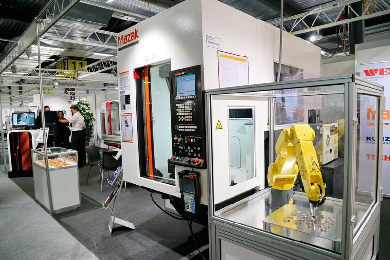 Wenk zeigt auf der Siams 2016 das kompakte Vertikalbearbeitungszentrum Primos 400S von Mazak mit Automatisierungslösung aus dem Hause Wenk. (Anne Richter, SMM)