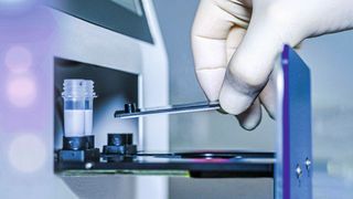 Das kompakte Gerät zum Nachweis multiresistenter Keime führt alle Reaktionsschritte automatisiert aus und liefert ein Ergebnis innerhalb einer Stunde. Schon ein einziges DNA-Molekül reicht für den Nachweis. (Fraunhofer IPM)