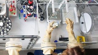 Bauteile aus Polyamid (PA) können feuchtebedingte Fehler haben. Um diese zu minimieren, forschen Experten am KUZ jetzt, wie man speziell bei PA6 am besten dagegensteuert.  (KUZ)