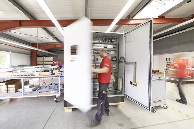 Die Ripploh Elektrotechnik GmbH ist laut Rittal Vorreiter für den Einsatz moderner Lösungen im Steuerungs- und Schaltanlagenbau. Dabei setzt das Unternehmen auf Engineering-Software von Eplan und Systemschränke von Rittal. (Bild: Rittal)