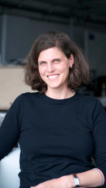 Dr. Henrike Wonneberger, Replique: „Für die Bearbeitung der Kundenaufträge nutzen wir unser Netzwerk von fast fünfzig zertifizierten Fertigungspartnern auf sechs Kontinenten. Das reduziert Lieferzeiten und Transportwege.“ (Replique)