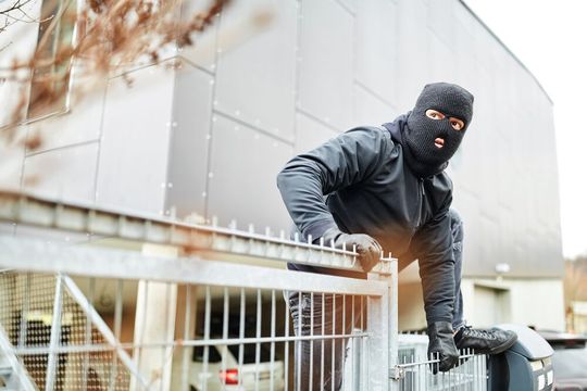 An Wochenenden und in unbewohnten Gewerbegebieten ist es für Diebe ein Leichtes, sich unbefugten Zutritt zu Lager­immobilien zu verschaffen.(Bild:  © Robert Kneschke - stock.adobe.com)