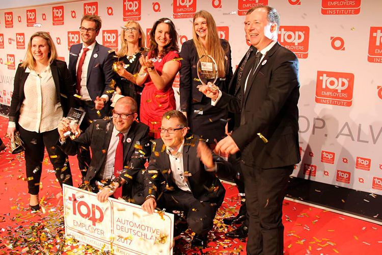 Carcoustics nahm bei der Preisverleihung am 21. Februar 2017 bereits zum vierten Mal die Auszeichnung zum „Top Arbeitgeber Automotive“ entgegen. (Top Employers Institute)